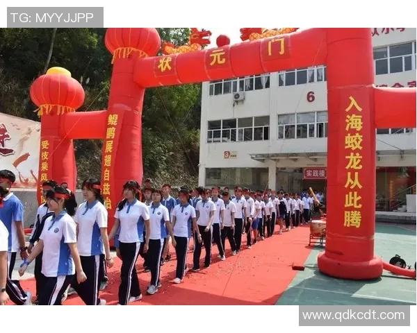 足球明星助力中考学子奋发向上共同追梦的激情时刻 足球明星助力中考学子奋发向上共同追梦的激情时刻