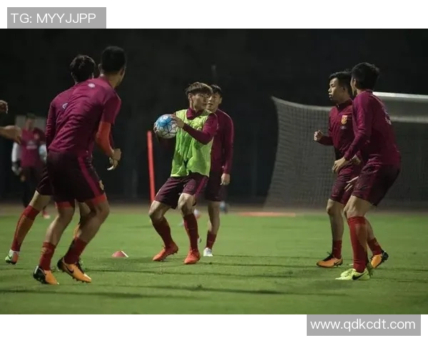 逆境中的荣耀：一位足球明星的奋斗与重生之路